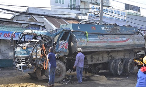 Xe ben tông trực diện xe bồn, tài xế kẹt cứng trong cabin