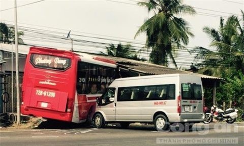 Xe khách giường nằm tông sập nhà dân, nhiều người thoát chết