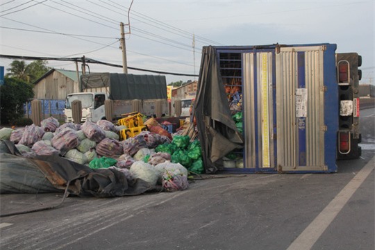 Xe tải lật ngang giữa đường, quốc lộ ùn tắc nhiều km