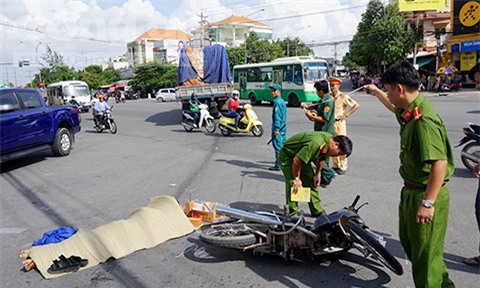 Xe tải va chạm xe máy, cụ ông 78 tuổi chết thảm