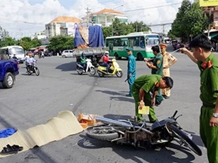 Xe tải va chạm xe máy, cụ ông 78 tuổi chết thảm