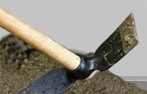 Bố tàn bạo dùng cuốc bổ chết con trai vì 1 triệu đồng