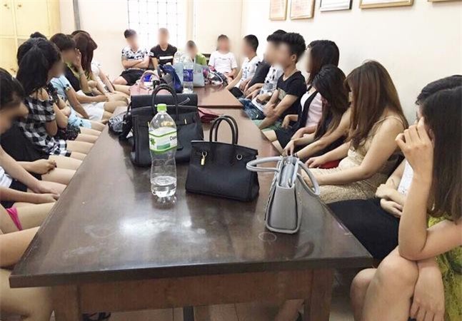 Hà Nội: Bắt hơn 20 "chân dài" mặc mát mẻ trong quán karaoke