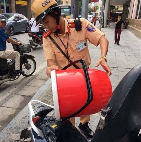 Hà Nội: CSGT kịp thời cứu xe Liberty bốc cháy khi đang chạy