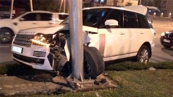 Hà Nội: Siêu xe Ranger Rover húc cột điện, nát đầu