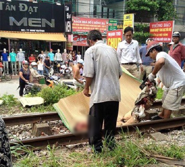 Hai thanh niên chết tức tưởi vì mải chụp ảnh trước đường ray tàu hỏa