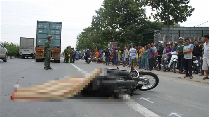 Người thân đau đớn tột cùng đón thi thể nữ sinh viên