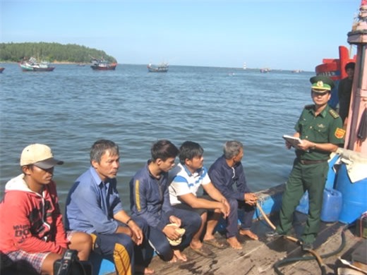 5 ngư dân trên tàu cá bị chìm ở Hoàng Sa trở về đất liền