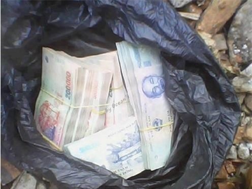 Nhặt được bọc tiền hơn 21 triệu đồng trên Quốc lộ 1A