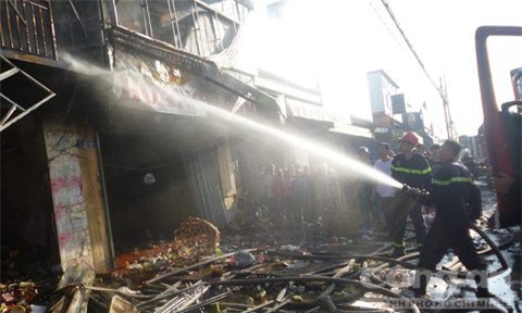 Lửa cháy thiêu rụi 4 căn nhà giữa phố, 1 người tử vong