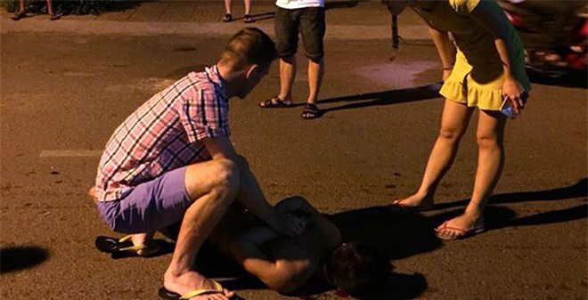 Thanh niên nghi ngáo đá cầm dao chém nhiều người trên phố 