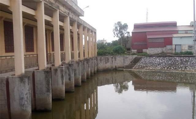 Bàng hoàng phát hiện thi thể cô gái lập lờ trên mặt nước