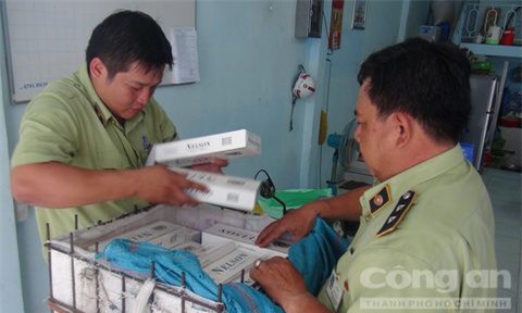 Cải trang người bán kem dạo vận chuyển 1000 bao thuốc lá lậu