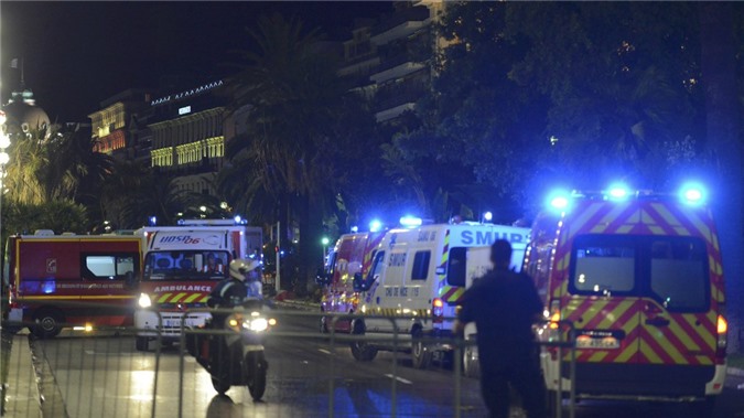 Chùm ảnh về hiện trường vụ tấn công bằng xe tải kinh hoàng ở Nice