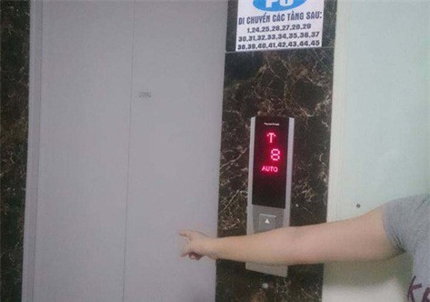 Cô gái bất ngờ bị xịt hơi cay, cướp tài sản trong thang máy