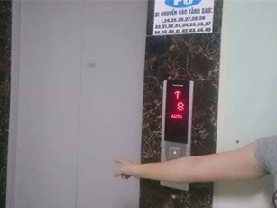 Cô gái bất ngờ bị xịt hơi cay, cướp tài sản trong thang máy