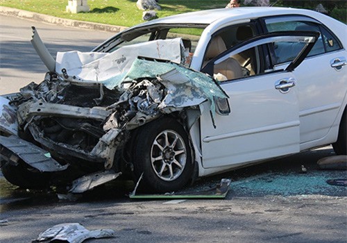 Ô tô 4 chỗ đấu đầu xe khách, 5 người thương vong