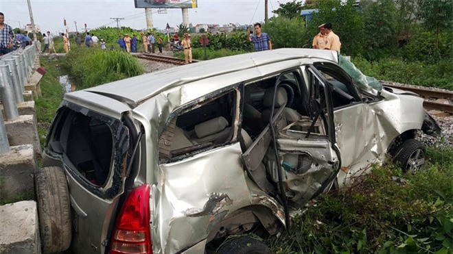 Hải Phòng: Xe ô tô 7 chỗ bị tàu hỏa hất văng 40m 