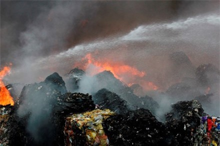 Hỏa hoạn bao trùm kho nhựa tái chế rộng hơn 1.000 m2 ở Hải Dương