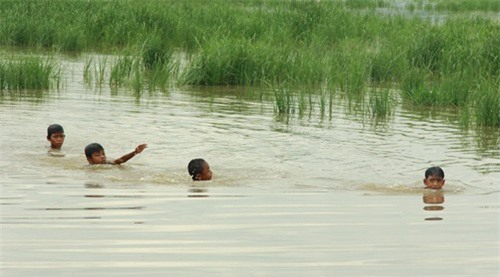 Rủ nhau đi tắm, 3 học sinh đuối nước thương tâm dưới hồ sâu