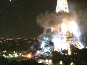 Tháp Eiffel bốc cháy dữ dội ngay sau vụ khủng bố ở Nice
