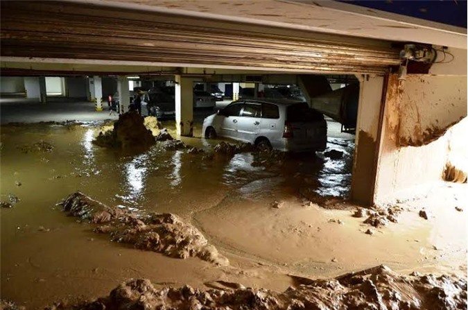 Vỡ tường hầm chung cư ở Sài Gòn, 19 xe máy bị vùi lấp trong bùn