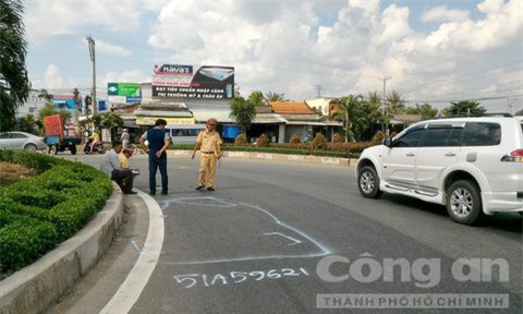 Xe giường nằm va chạm ô tô 7 chỗ, hành khách hoảng loạn