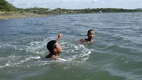 Xót thương vớt được thi thể hai em nhỏ bị đuối nước