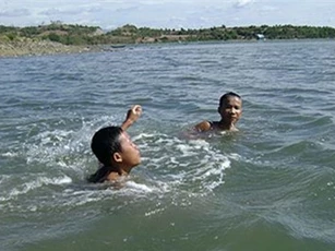 Xót thương vớt được thi thể hai em nhỏ bị đuối nước