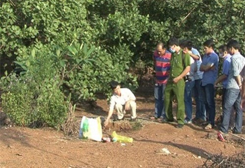 Cãi nhau với vợ, mang súng vào rẫy rồi tự bắn vào người tự sát