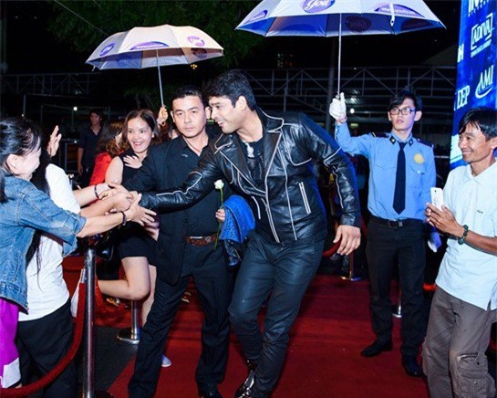 Dàn sao "Cô dâu 8 tuổi" đến Việt Nam, được chào đón nồng nhiệt