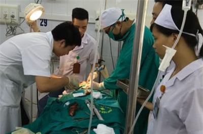 Người đàn ông suýt mất mạng vì cá rô chui vào cổ họng