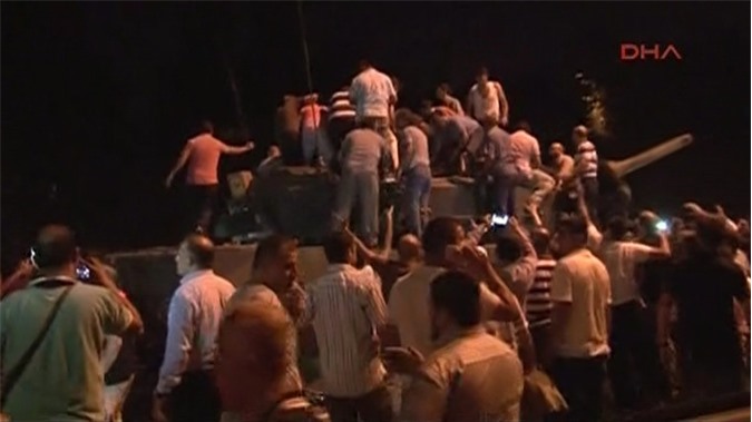 Thổ Nhĩ Kỳ: 120 người bị bắt giữ, lực lượng đảo chính hạ vũ khí đầu hàng