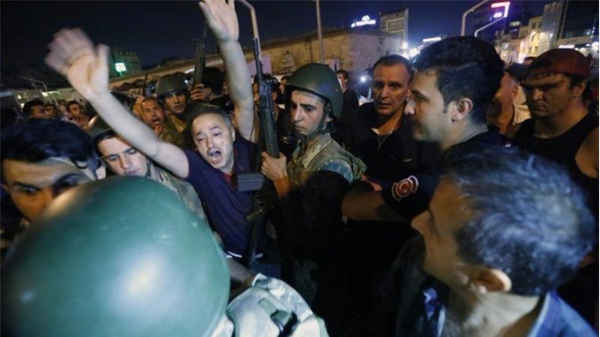 Thổ Nhĩ Kỳ: Phe đảo chính tiếp tục bắn phá, hơn 40 người chết