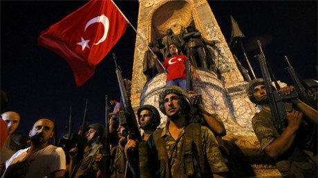 Thổ Nhĩ Kỳ xảy ra đảo chính, xe tăng nã pháo vào tòa nhà Quốc hội