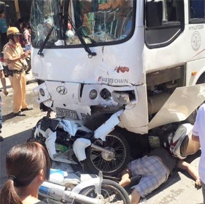 Xe khách mất phanh cuốn 5 xe máy vào gầm, 7 người bị thương
