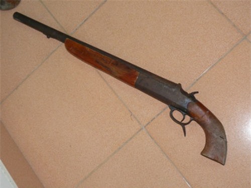 Đi chơi đêm, 2 thanh niên bị bắng xối xả bằng súng hoa cải