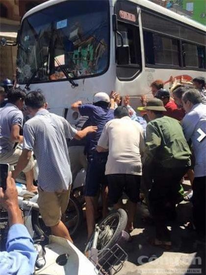 Hải Phòng: Người dân nhấc bổng xe khách 35 chỗ, cứu người mắc kẹt