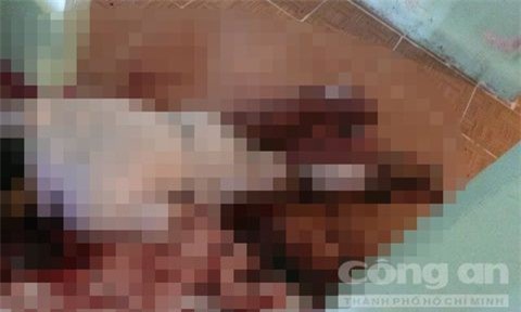 Hoảng hồn phát hiện người đàn ông chết trên vũng máu với 2 vết cắt ở cổ