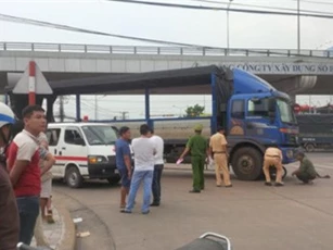 Người phụ nữ chết thảm dưới bánh container ở cầu vượt Amata