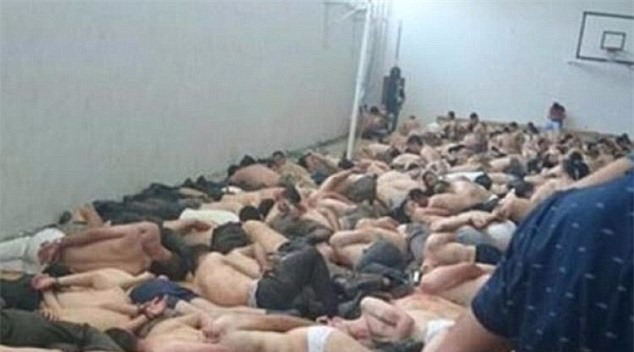 Ám ảnh bức hình lính TNK bị lột trần và trói chặt sau đảo chính