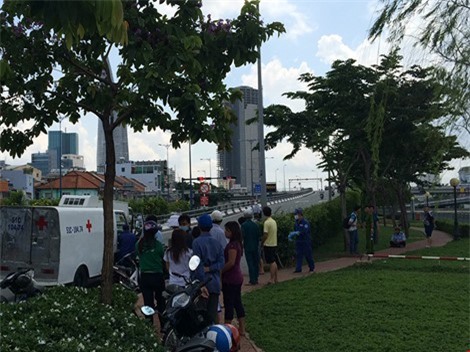 Hốt hoảng phát hiện xác thanh niên nổi lập lờ trên kênh