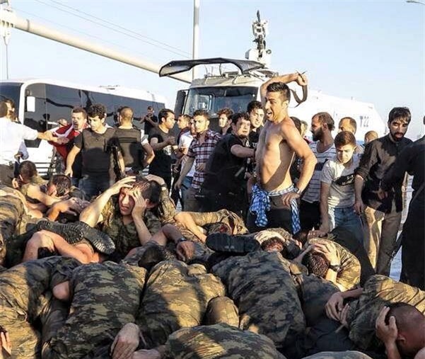 Lính đảo chính bị chặt đầu, Thổ Nhĩ Kỳ xem xét tái sử dụng án tử hình