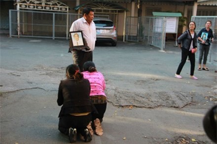 Thảm sát Bình Phước: Mẹ Vũ Văn Tiến vái lạy di ảnh nạn nhân, cầu xin tha thứ