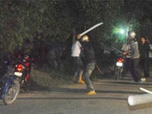 Truy bắt nhóm thanh niên chém người gần đứt cổ, gục chết