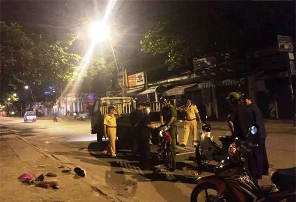 Xe máy chạy ngược chiều gây tai nạn, 2 người trọng thương