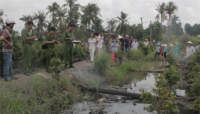 Bàng hoàng phát hiện xác người đàn ông lõa thể trong vườn mai