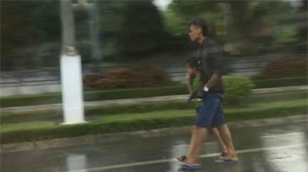 Bố "ngáo đá" khống chế con trai, dùng súng cướp taxi