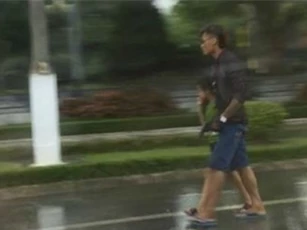 Bố "ngáo đá" khống chế con trai, dùng súng cướp taxi
