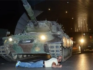 Đảo chính ở Thổ Nhĩ Kỳ bị nghi là "màn kịch dàn dựng"